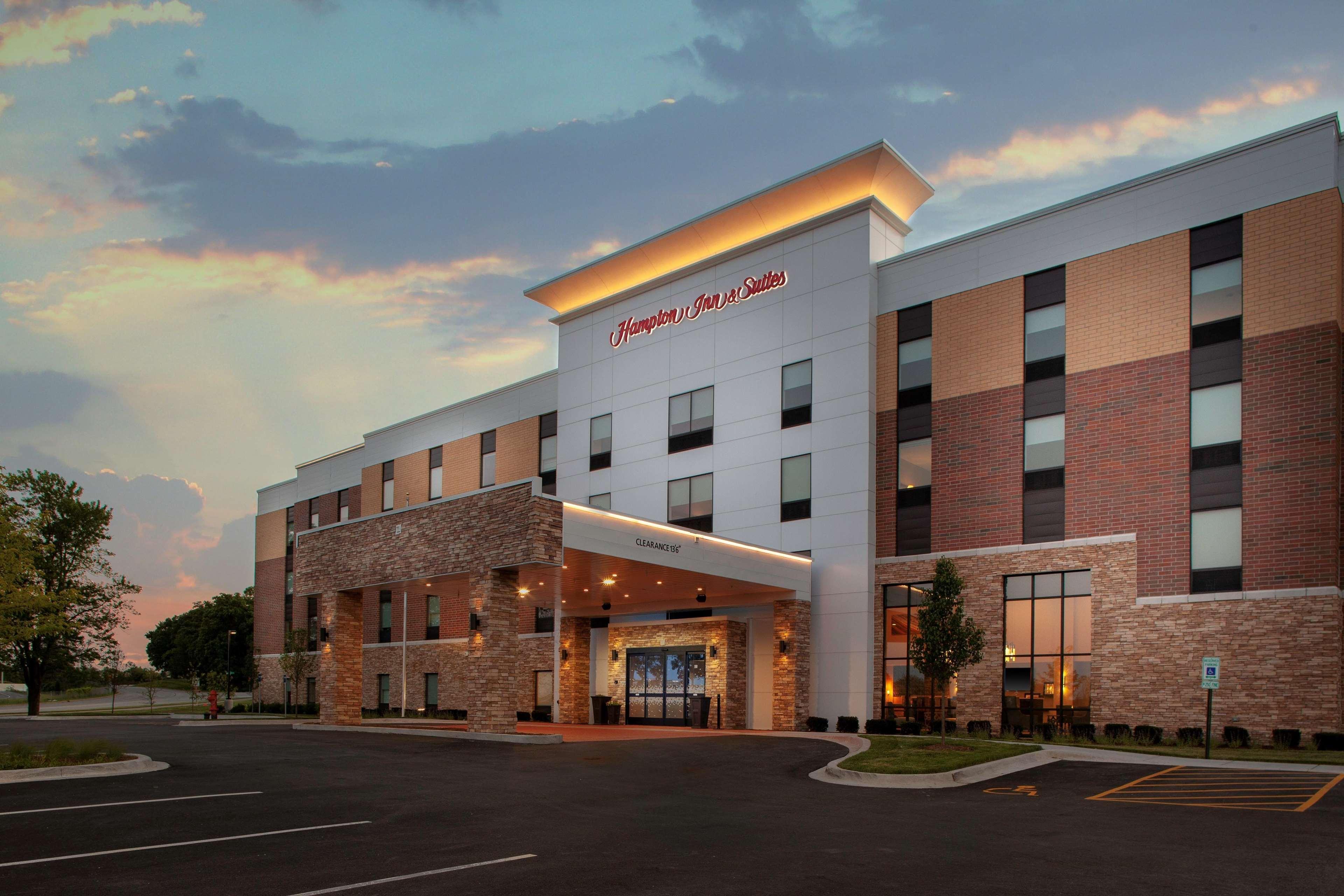 Hampton Inn & Suites Chicago-Burr Ridge Exterior photo